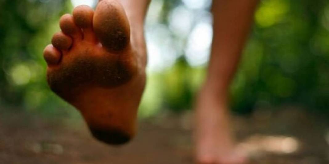 Sadece elektriği almıyormuş! Çıplak ayakla toprağa basmanın 5 faydası: Çoğu kişi bunu bilmiyor 1